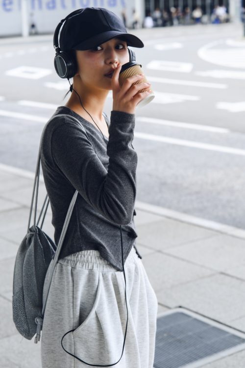 ストリートっぽいファッションとも相性のいいナップサック