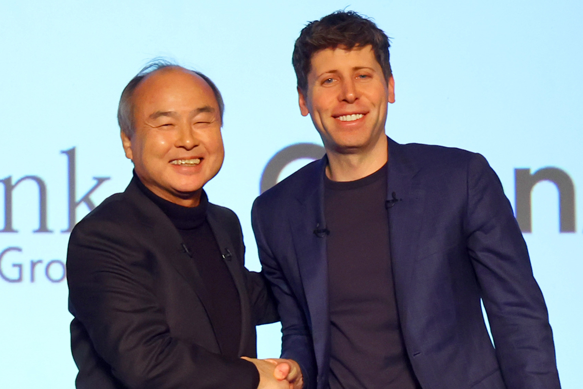 孫正義氏(左)の「AI全振り」に指摘されるリスクとは(右=オープンAIのサム・アルトマンCEO)