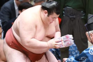 大の里・安青錦ら休場で「2.5億円超の懸賞金」の行方に異変　大関・琴櫻に集中も不調ですでに1000万円超を対戦相手に献上