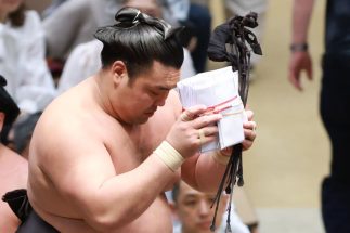 【総額2.1億円超！】5月場所「過去最多の懸賞金」が生んだ土俵のドラマ　決定戦に敗れた霧島も優勝賞金の3倍超を手に　幕内下位の取組にも懸けられ十両との“入れ替え戦”で幕内が1勝9敗の異変
