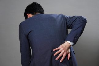 【腰痛治療の最前線】若い世代にも多い「椎間板ヘルニア」のメカニズムと最新の治療法　近年は低侵襲手術も普及、“翌日退院”を可能にする「7ミリの傷」の最新術式【専門医が解説】