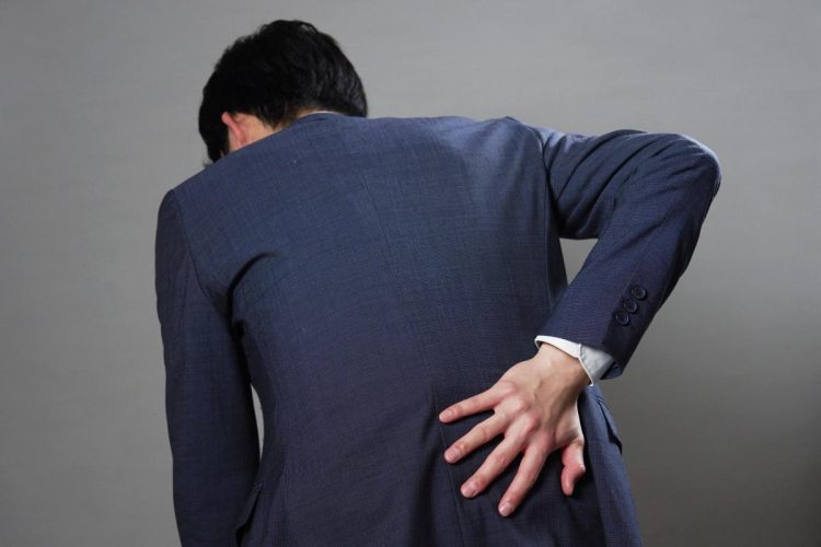 腰の痛みを放置すると、生活の質（QOL）の低下を招きかねない（写真：イメージマート）