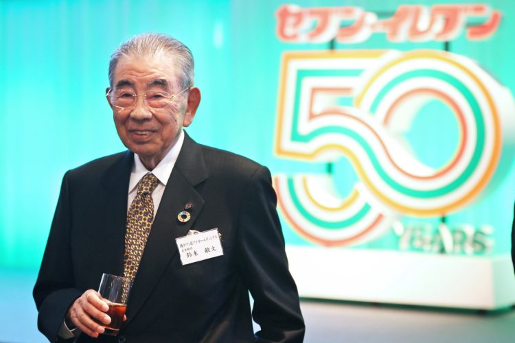 セブン-イレブン・ジャパンの創業50周年記念式典に出席した鈴木敏文氏（2023年。時事通信フォト）