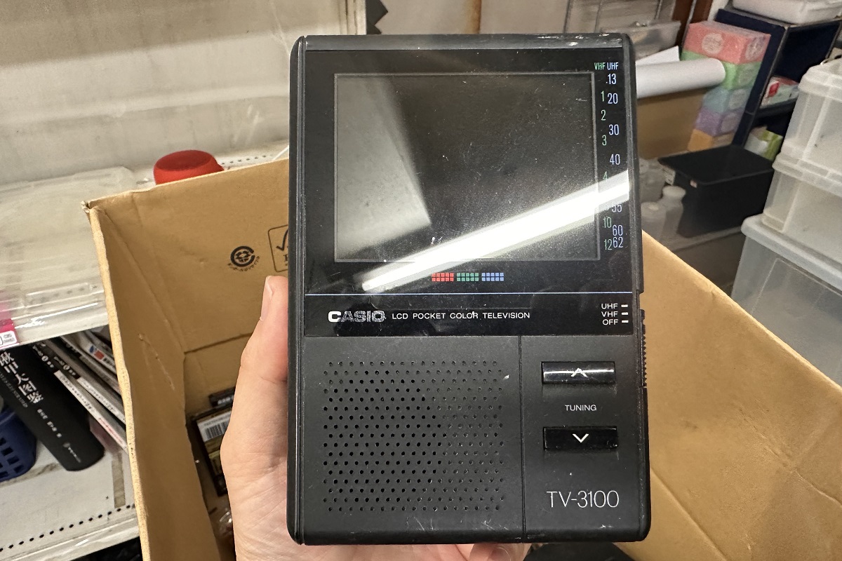 片付けで出てきたカシオのポータブルテレビ。地デジは受信できない