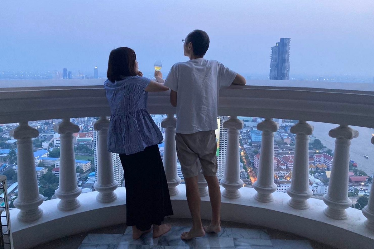 タイのホテルのベランダに佇む筆者夫妻