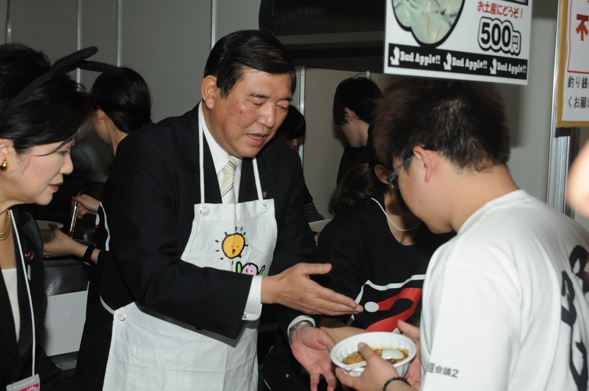 自民党ブースではカレーが供され、来場した石破幹事長が購入者に直接手渡した(2013年4月撮影)