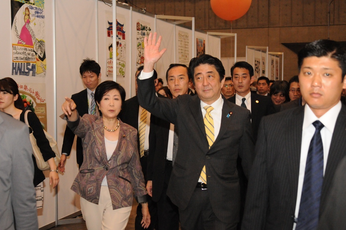 ニコニコ超会議を視察する安倍晋三首相とアテンドする小池百合子衆議院議員(2014年4月撮影)