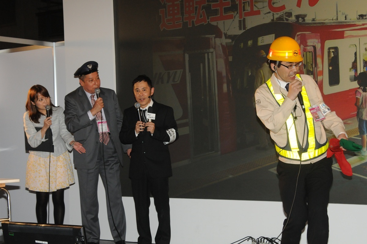 フジテレビの番組企画でニコニコ超会議を取材するナインティナインの岡村隆史(2013年4月撮影)