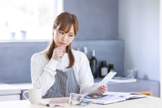 【お金が貯まらない人の貧乏習慣】「安物買いの銭失い」「キャッシュレスが使いこなせない」「バズったものが家に溢れている」…小さな出費が重なり、結果的に大損になる傾向