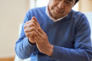 【関節リウマチ治療の最前線】60代以上のシニア男性にも急増する関節の炎症はタバコや歯周病も一因に　似て非なる病気との見分け方が治療を左右する【専門医が解説】