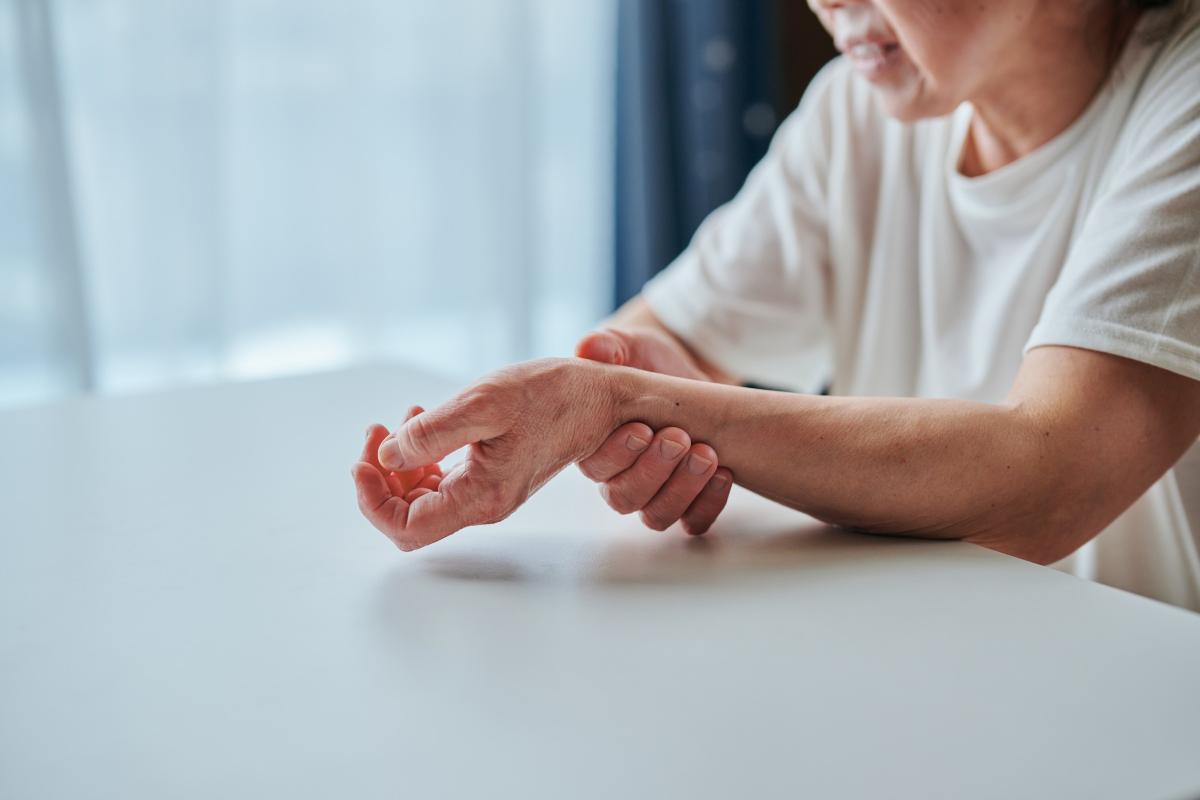 朝起きた時の手や指のこわばりが30分以上続く場合は、専門医の受診がすすめられる(写真:イメージマート)