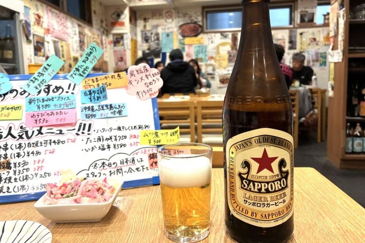 まずはサッポロラガーから。瓶ビールの気分なのだ