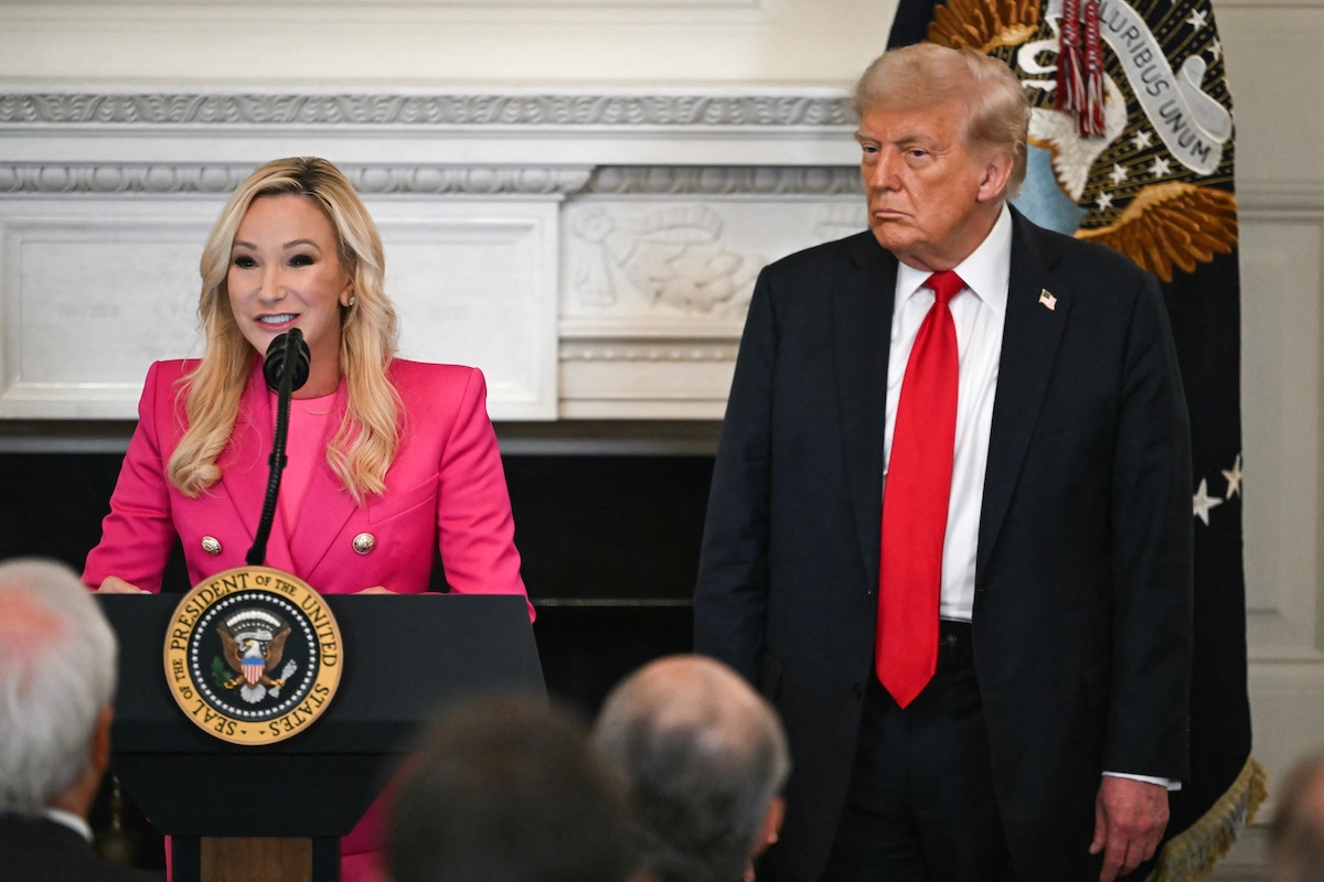 トランプ大統領(右)が新設したホワイトハウス信仰局上級顧問で福音派牧師のポーラ・ホワイト氏(AFP=時事)