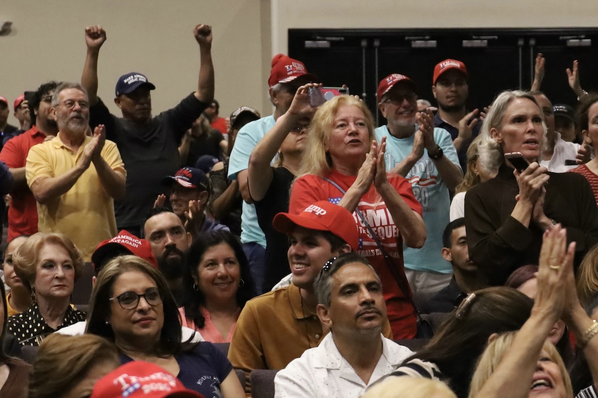 トランプ大統領の支持集会で拍手をするキリスト教福音派の人々（時事通信フォト）