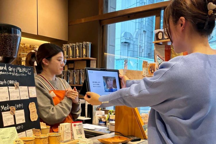 カフェで顔認証をする利用者。顔認証は、回数券の本人確認に使われる。写真提供：東急