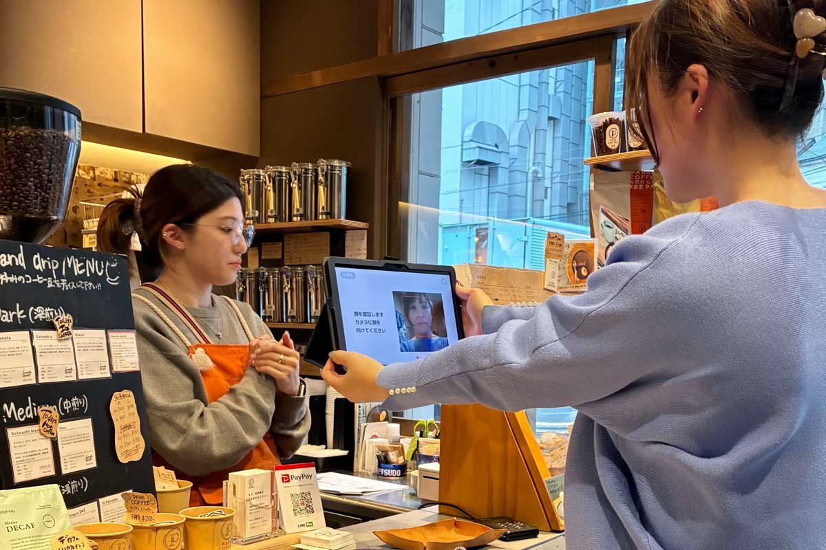 カフェで顔認証をする利用者。顔認証は、回数券の本人確認に使われる。写真提供:東急