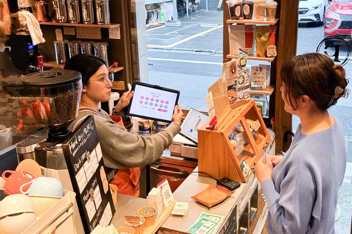 顔認証の説明をする店舗スタッフ(写真左)。写真提供:東急