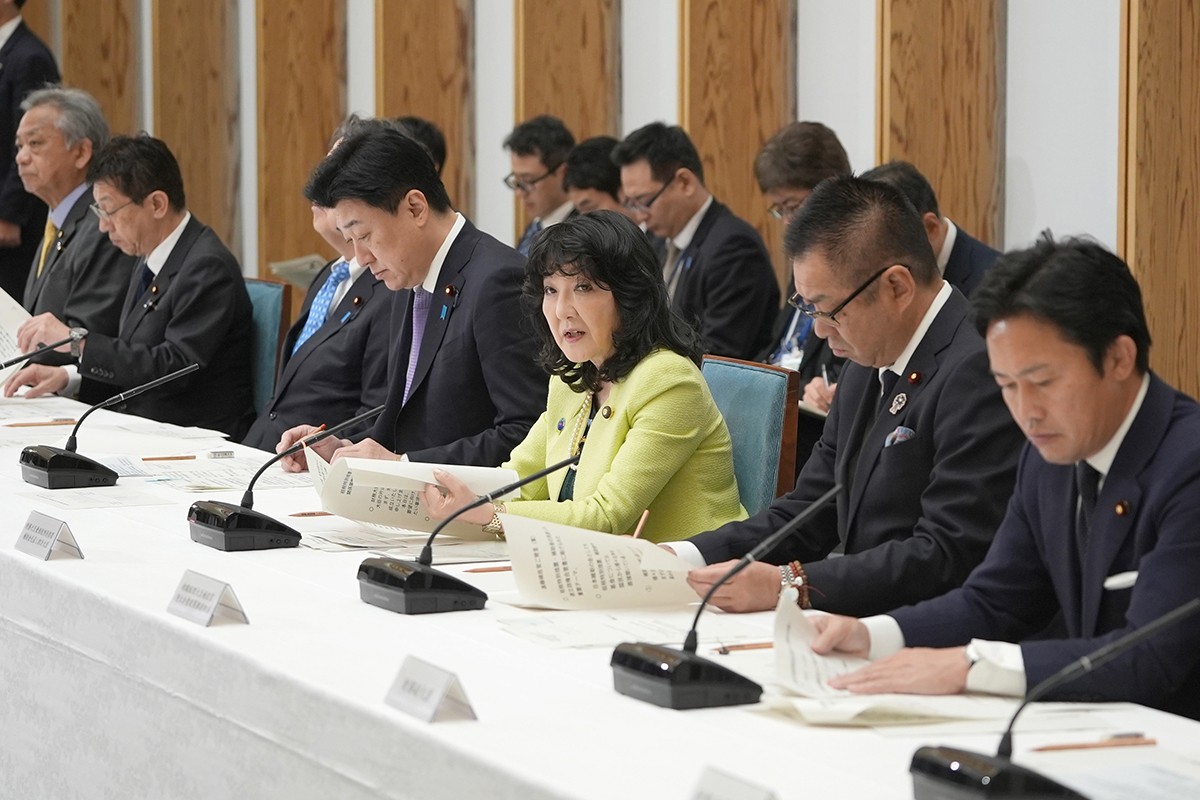 「日本版DOGE」の目論見は(中央は片山さつき・財務相。時事通信フォト)