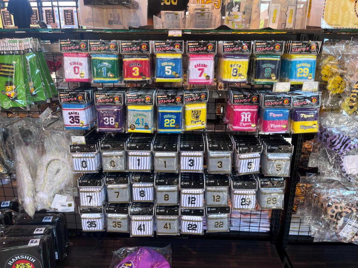立石の商品も入荷したばかりという蛍光ライン入りリストバンド