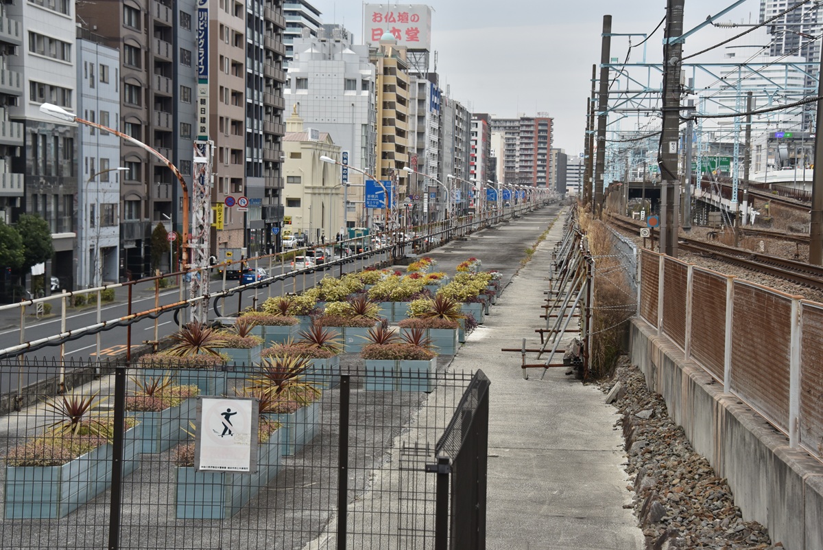 みなとみらい線との直通運転開始に伴い東急東横線の横浜駅―桜木町駅間は廃止。同区間は遊歩道として整備が進められている（2023年3月撮影：小川裕夫）