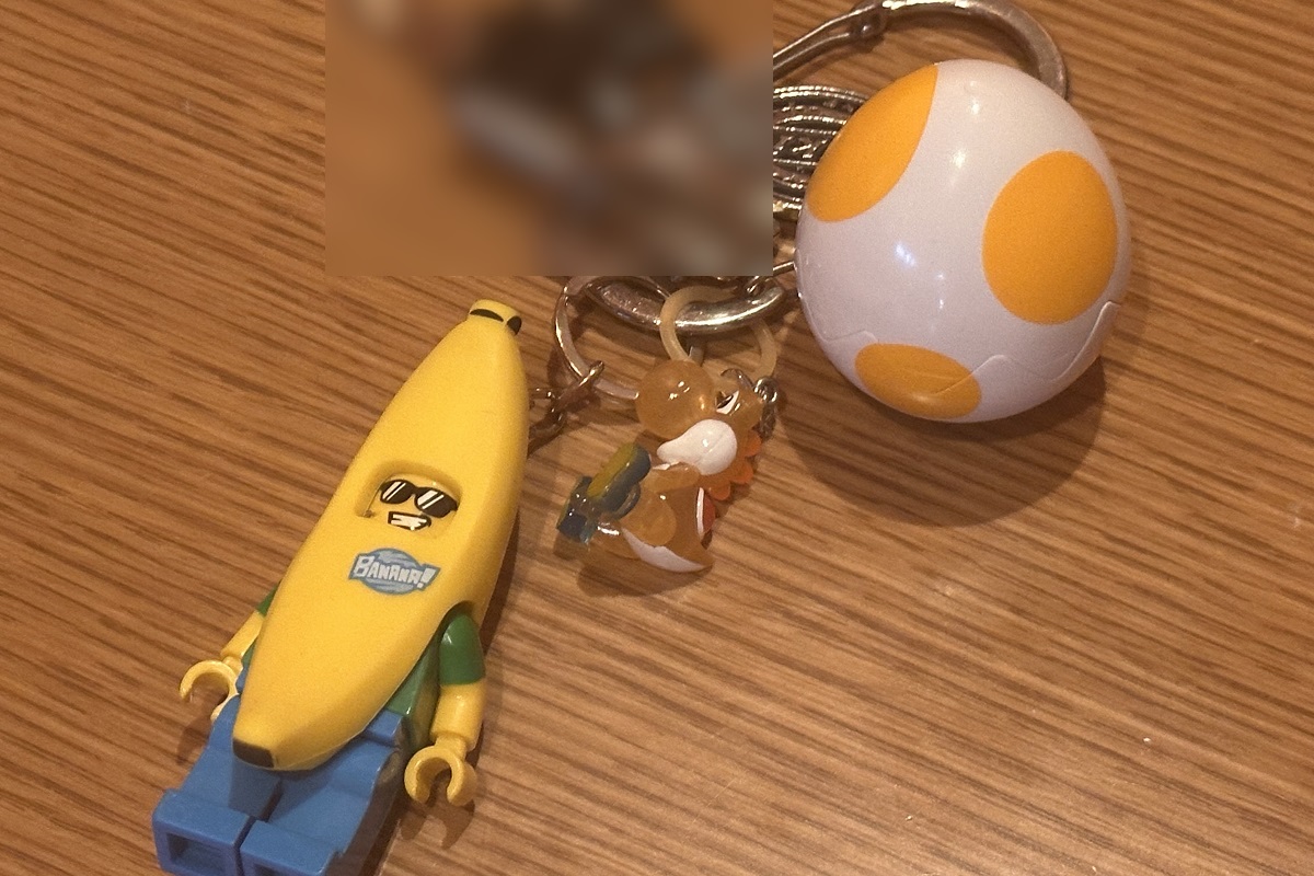 Aさんがゲットした、人気のめじるしアクセサリー「ヨッシー」（中央）