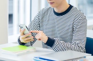 スマホが手放せないという学生も（写真：イメージマート）
