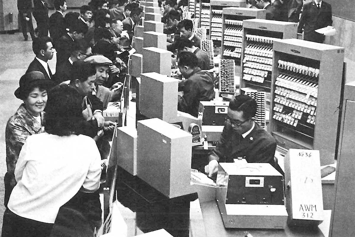 東京駅の座席予約窓口の状況。1965年撮影。画像出典：日本国有鉄道百年写真史P422