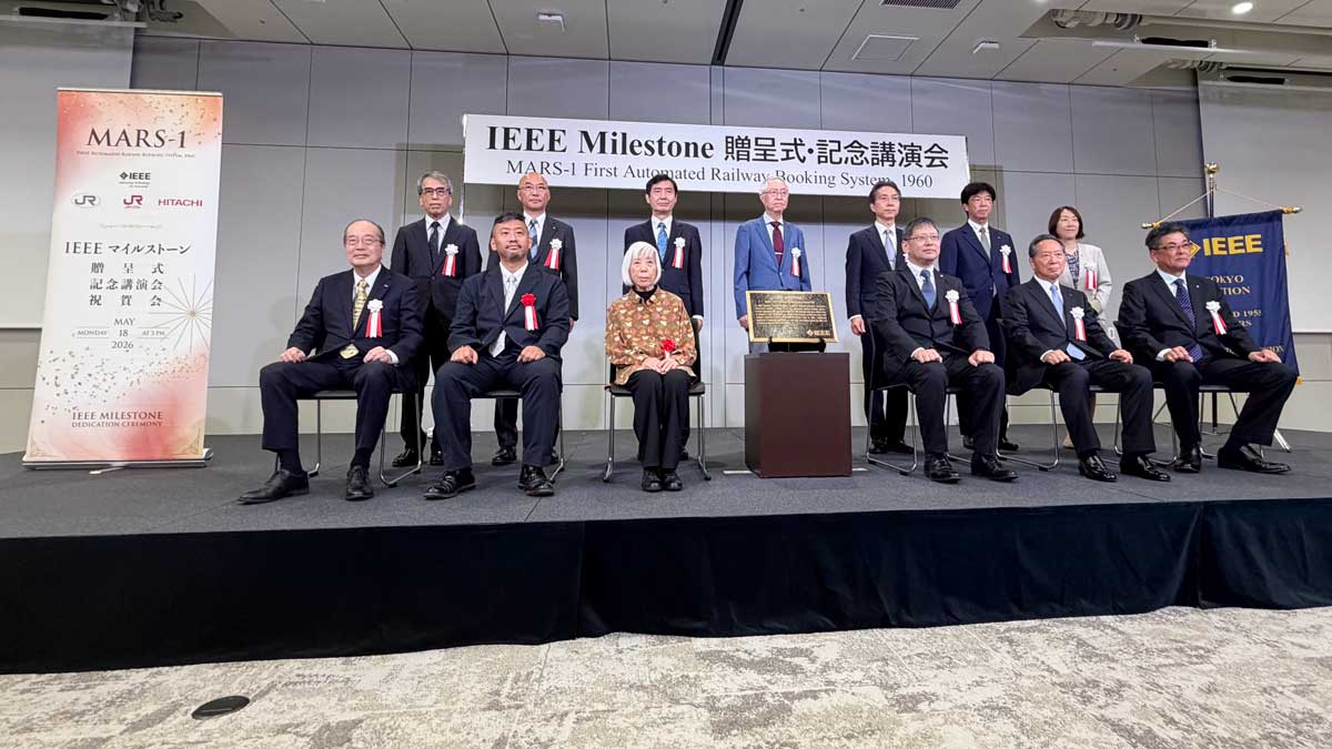 記念式典の最後に登壇した関係者。MARSの発案者である穂坂氏の家族も登壇した。記念式典会場にて筆者撮影