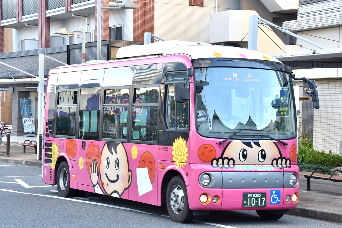 草加せんべいを擬人化した草加市のキャラクター「パリポリくん」を車体にあしらった草加市コミュニティバスには春日部ナンバーが（2023年10月撮影：小川裕夫）