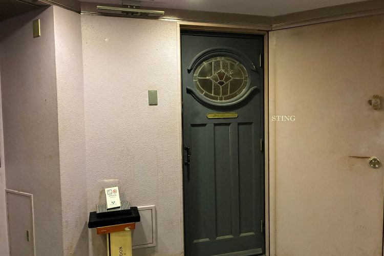 隠れ家のような空間で昼から酒と葉巻が楽しめる(「STING」東京都新宿区新宿3-8-2クロスビル3F)