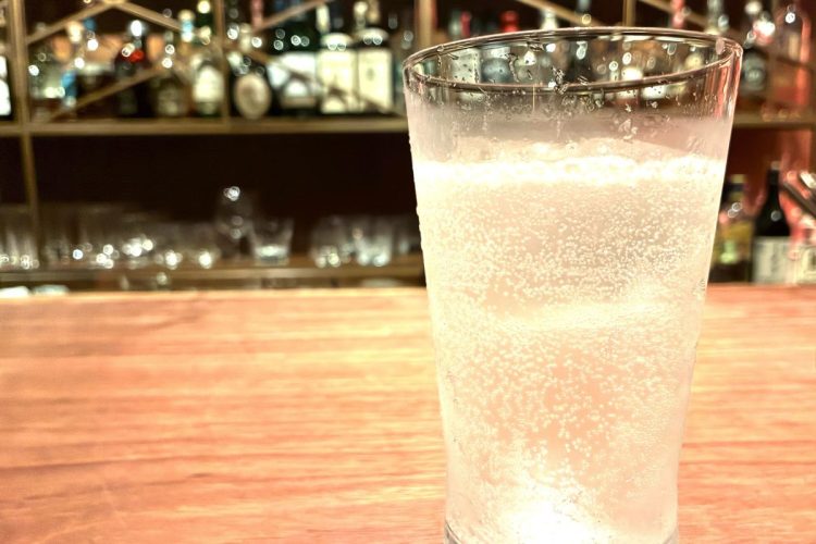ジンフィズは蒸し暑い日の1杯目にうってつけ