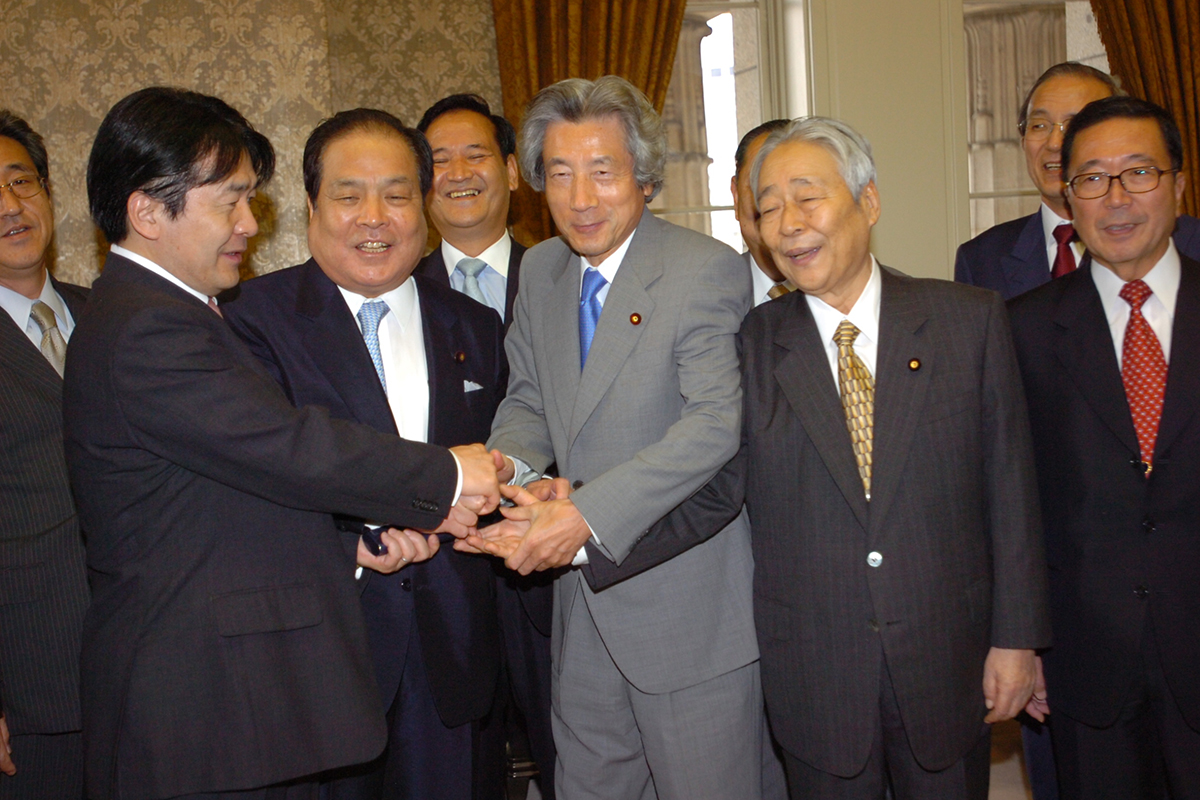 小泉純一郎・首相と握手する竹中平蔵・郵政担当相(当時/2005年)
