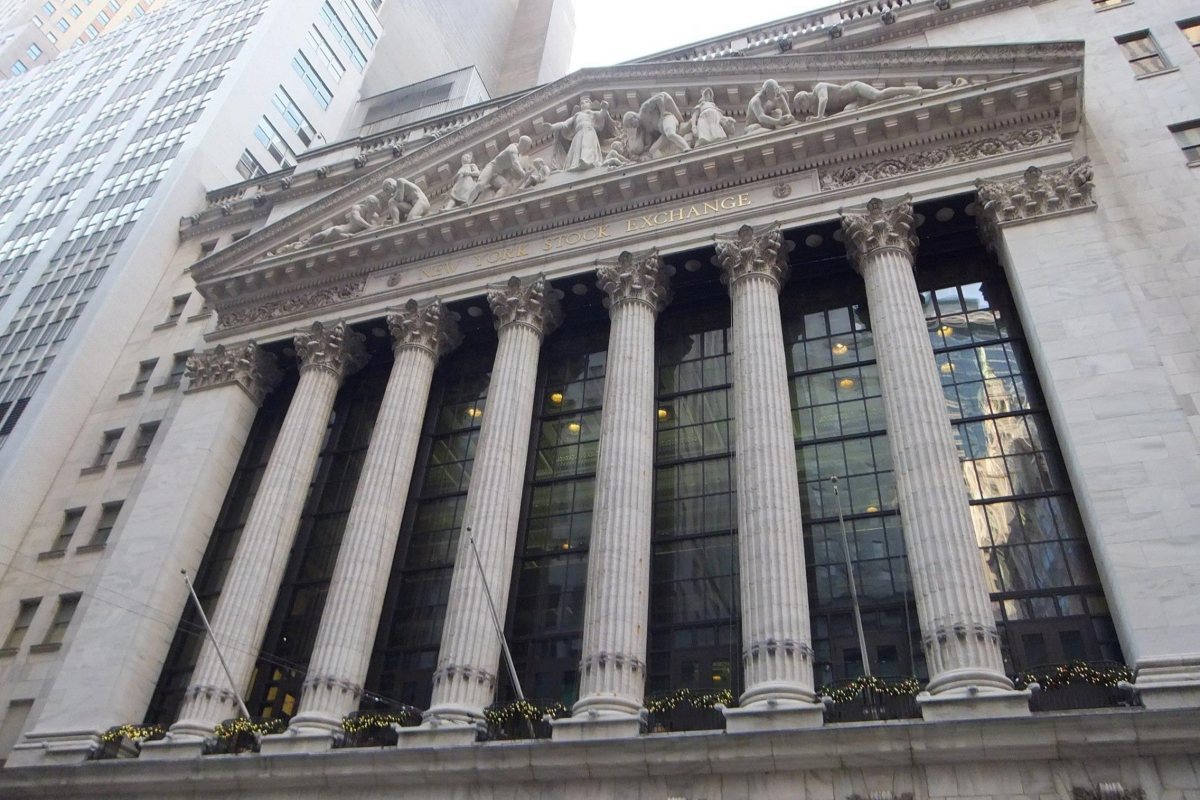 NYダウやナスダック総合指数、S&P500の値動きの違いは何を示すか