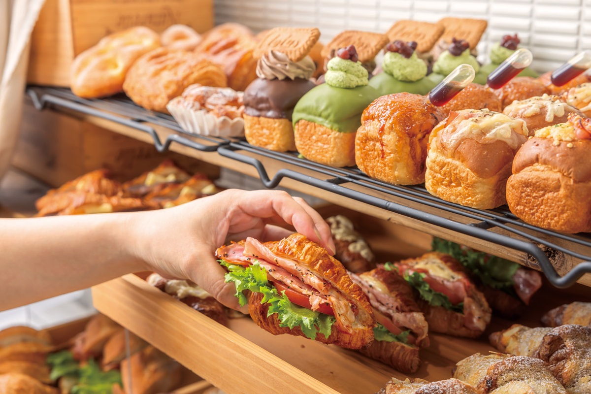 パンの食べ放題が人気だ(同社提供)