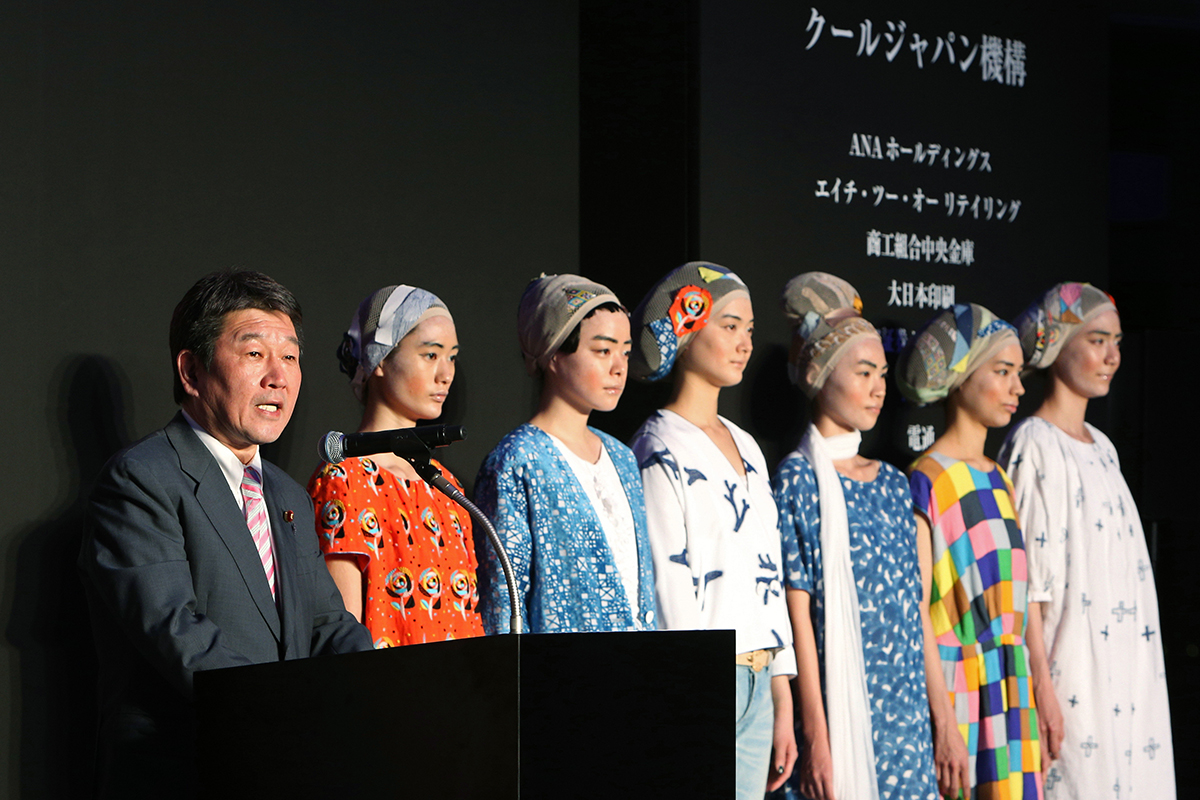 華々しい門出だったが…(2013年、一番左は当時経産相の茂木敏充氏/時事通信フォト)
