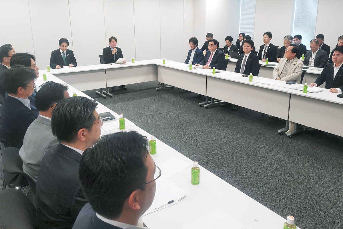 「社会保険料引き下げ」の裏には落とし穴も(時事通信フォト)