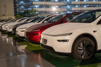 【納車時に複数の事故】テスラジャパン“多額のEV補助金”で注文殺到、現場は大混乱　トラブル続発の背後に見え隠れする“イーロンの右腕”の影