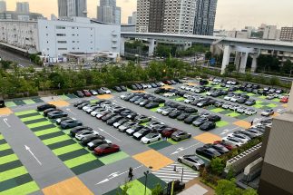 有明には納車を控えるテスラ車がずらり（筆者撮影）