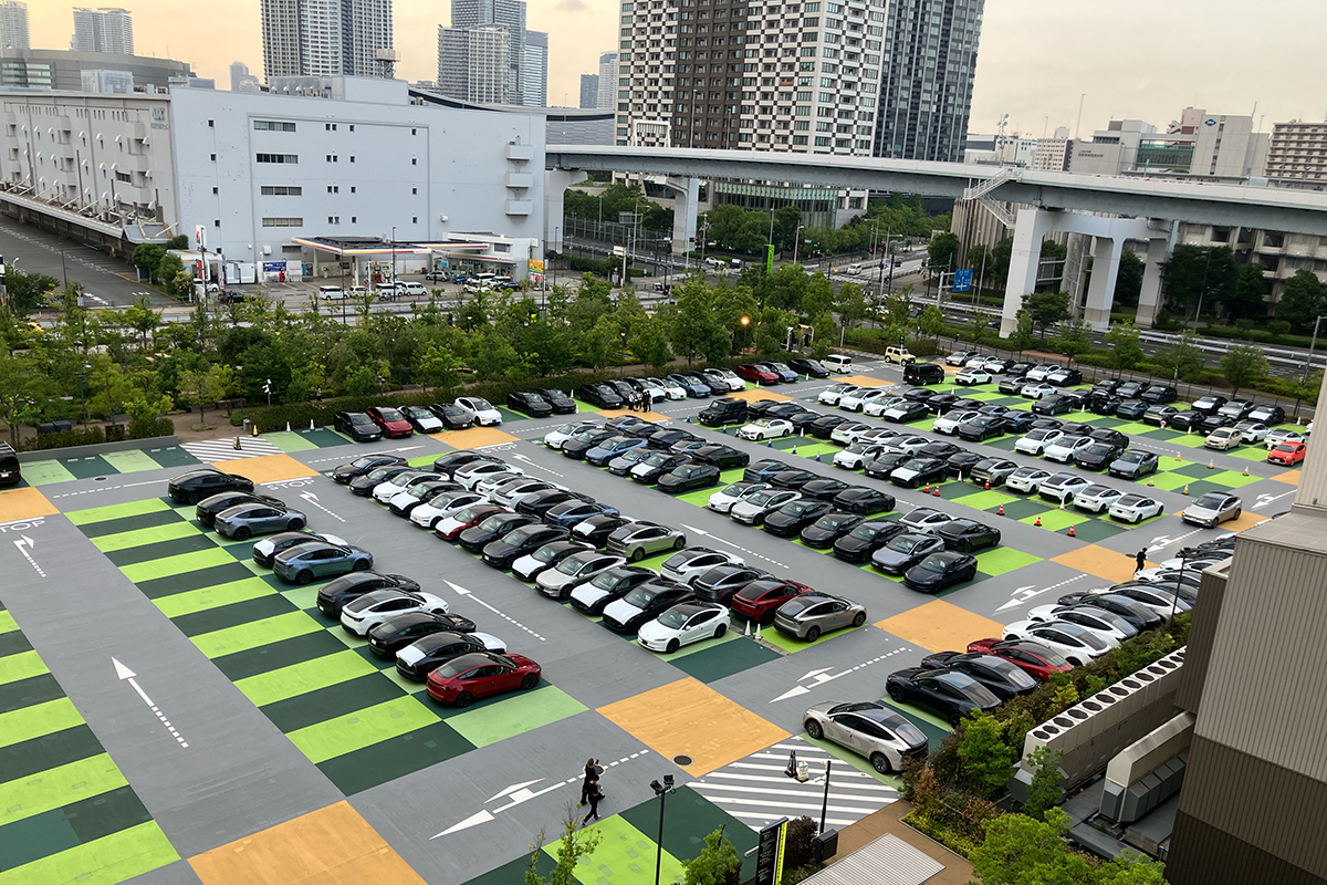 有明には納車を控えるテスラ車がずらり(筆者撮影)