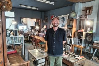 佐賀県唐津市に移住して古道具店を開店した39歳男性の思い「人びとの暮らしや記憶が込められているものを誰かにつなげたい」　値付けはお客さんと一緒に考えるスタイル