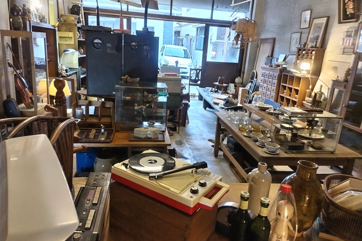 「causera(カエスラ)」店内