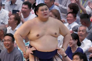 【会場内ビジネスでは「一強」の衝撃現場】大の里が名古屋場所で連敗もグッズ・弁当は「飛ぶように売れている」　他の横綱・大関よりも2時間以上早く売り切れに