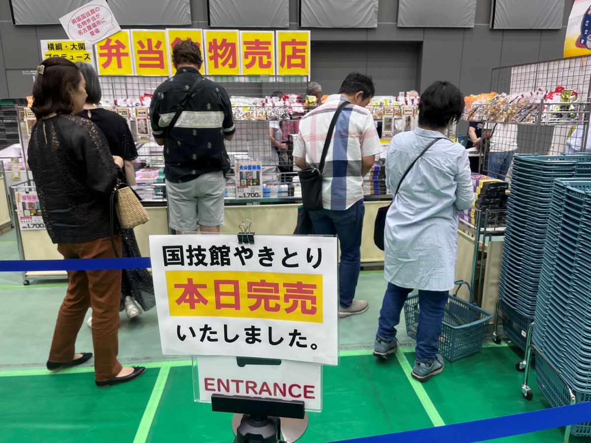 国技館地下の工場から直送される「国技館やきとり」も大人気