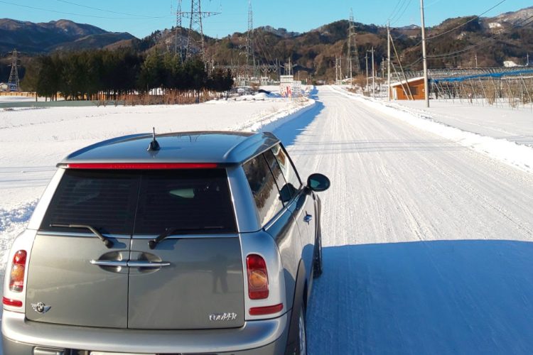 前夜から冷え込み、さらにきれいに除雪を済ませた圧雪路。所々凍結してはいるものの非常に走りやすい路面で2シーズン目に入った試乗チェックでも「シンクロウェザー」は、不安なく走り切ることができた