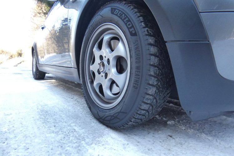 日陰は凍結した上に、踏むとキュッキュッと鳴る感じの乾いた雪が乗っている圧雪路。結構滑りやすい路面状況だったがシンクロウェザーは安定して走り切ることが出来た