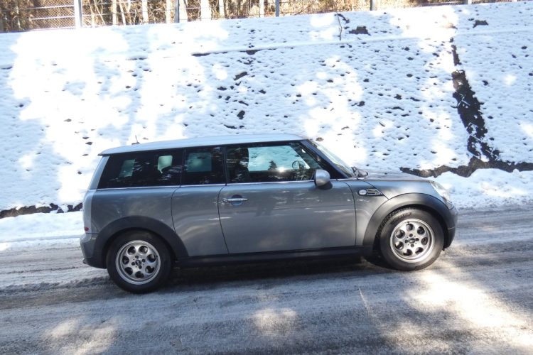 上り坂で、ラフにアクセルを踏むと少しタイヤは空転するものの、トラクションコントロールによって制御され、雪面に食いついて確実に発進でき、そして上っていく