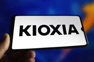 「証券会社も大混乱」市場を揺るがす「キオクシア・ショック」の先行き　「キオクシア株は3万円台まで下落もあり得る」資産10億円超の個人投資家が見据える“二番底”到来の可能性