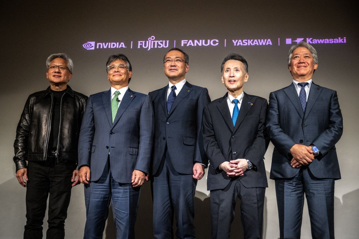 7月16日に「フィジカルAI」実用化に向けた事業検討を始めると発表したエヌビディア、富士通、ファナック、安川電機、川崎重工の経営陣(写真・時事通信フォト)