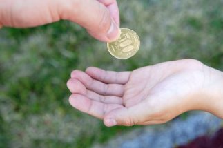 【子どもの年齢×100円／週】人気FPが提唱する、大人になっても困らない金銭感覚を育てる“おこづかいの渡し方”　子ども自身で「5つの費目」の予算分けに取り組む