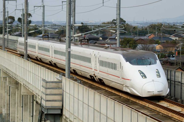 九州新幹線の800系。すべての車両がモーターで駆動する